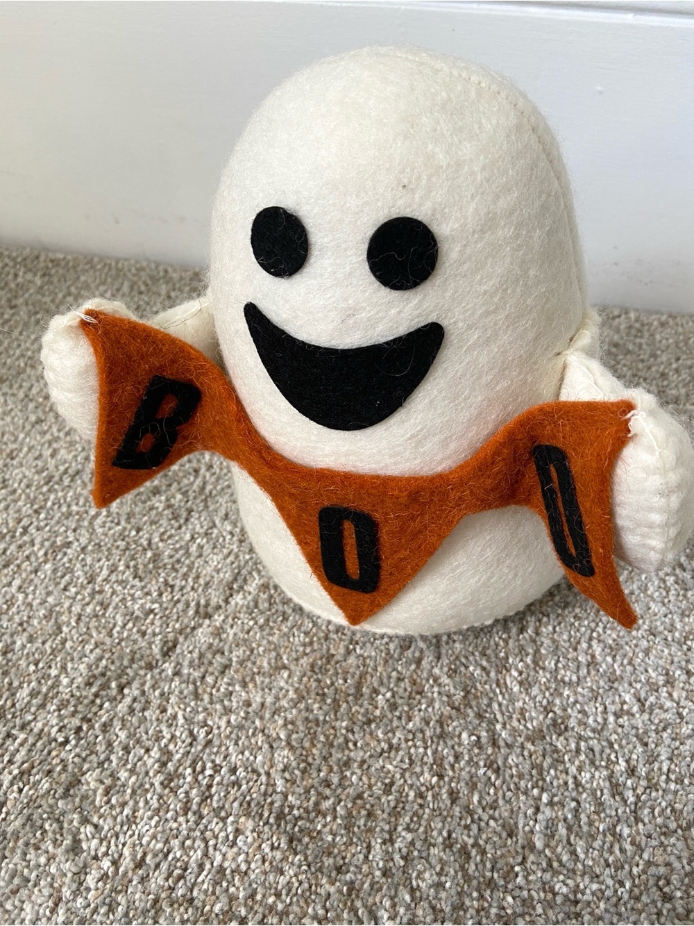 NWOT TJ Maxx Halloween Felt Wool Ghost Tabletop Decor with Orange BOO Banner - Picture 4 of 15